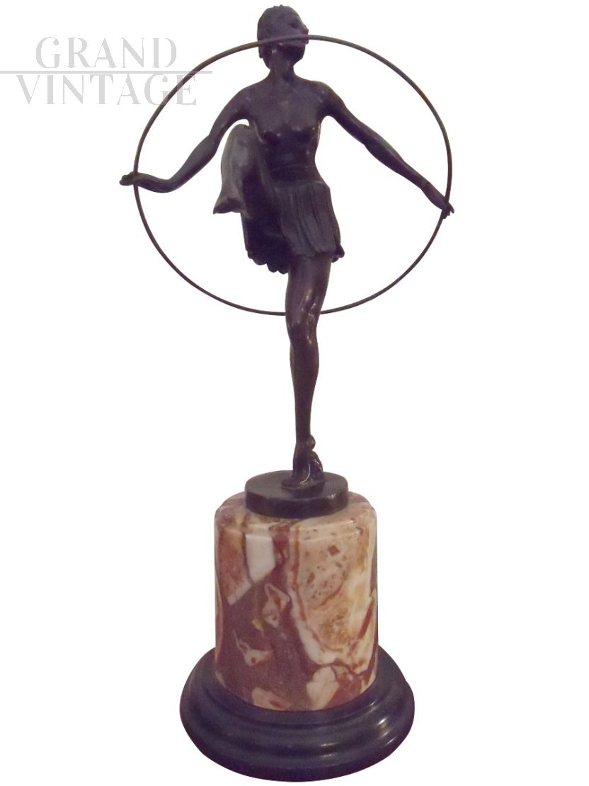 Scultura ballerina con cerchio