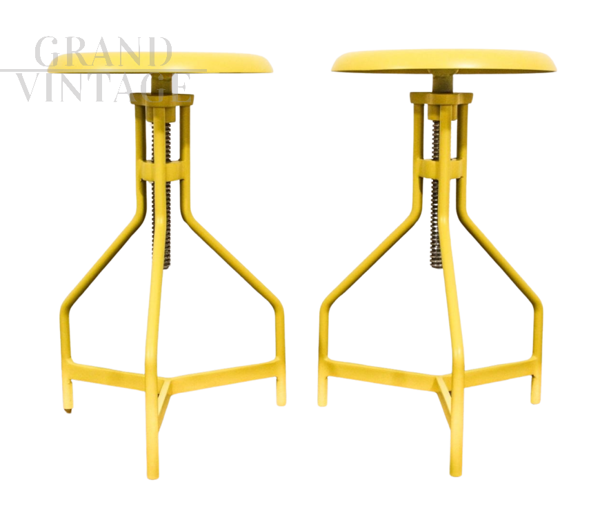 Coppia-di-sgabelli-industriali-in-metallo-giallo-design-italiano-anni-70                            