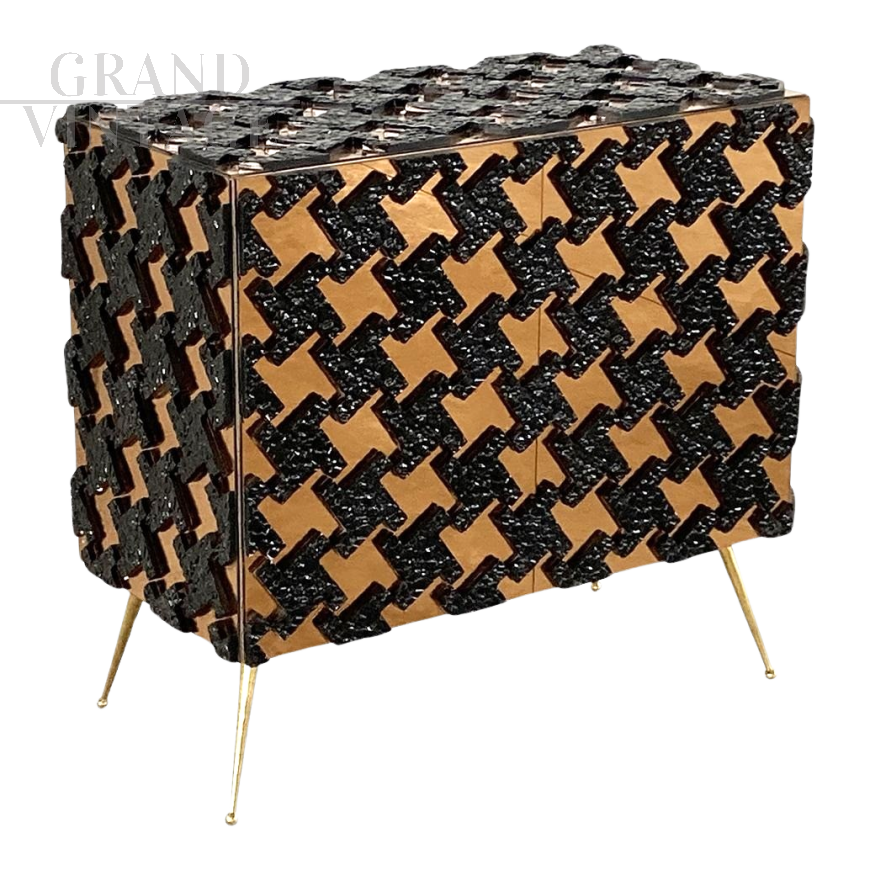 Credenza con due ante in vetro specchiato e nero pied de poule                            