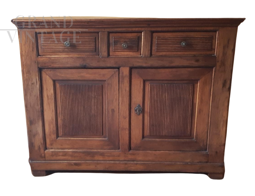 Credenza buffet antica di fine '800 in noce con scanalature                            