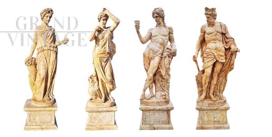 Gruppo di 4 statue raffiguranti Le Quattro Stagioni in marmo travertino                            