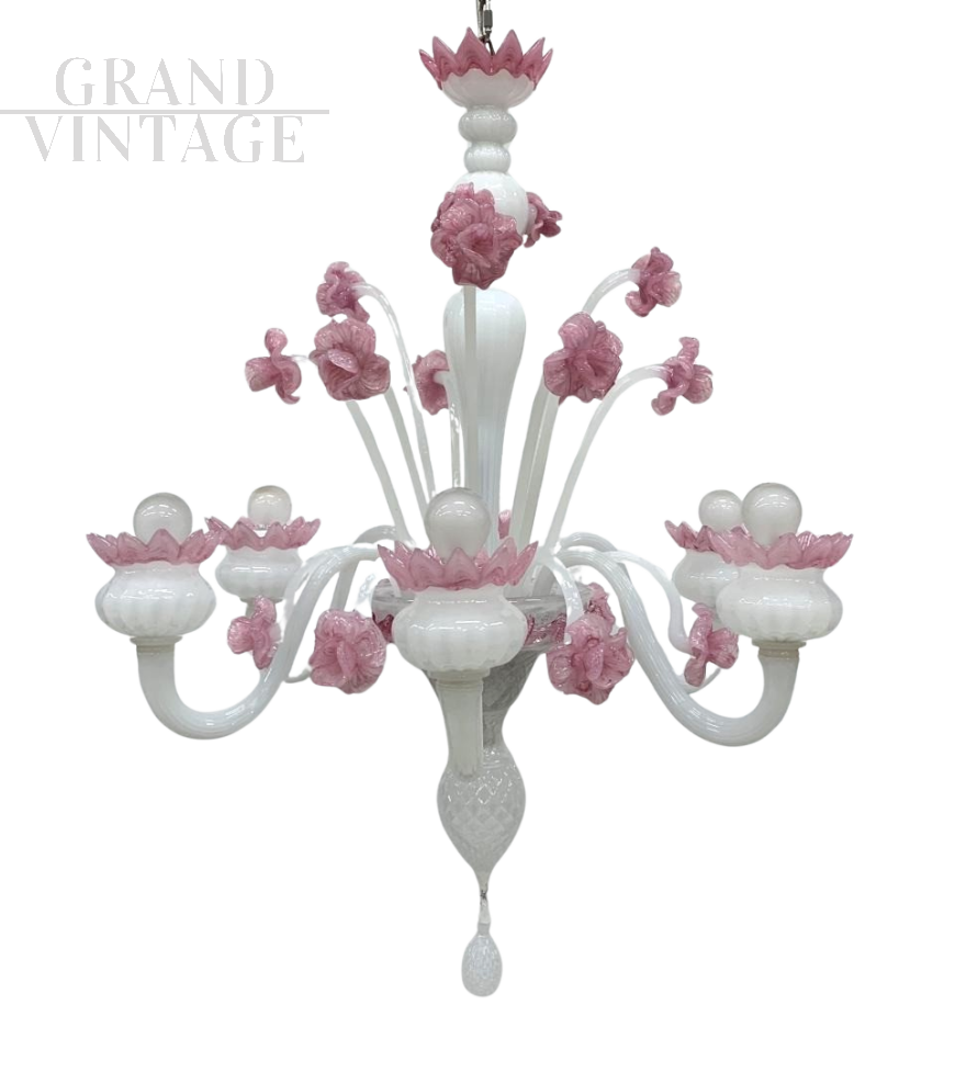 Lampadario attr. ai Fratelli Toso in vetro di Murano bianco con rose rosa, anni '60                            