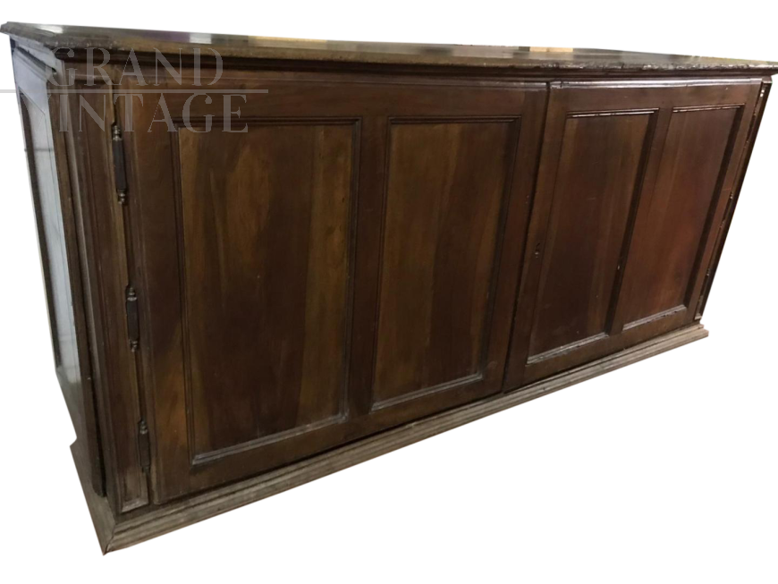 Grande credenza in noce del 1700