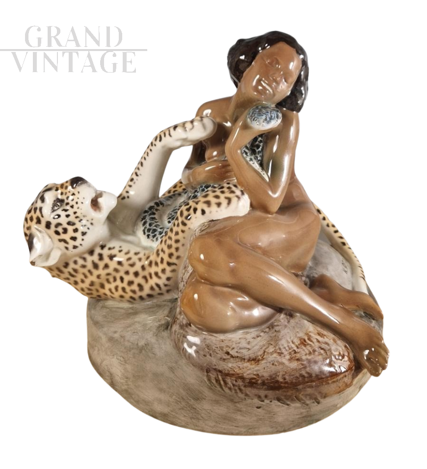 Scultura in ceramica Goldscheider con ragazza e leopardo                            