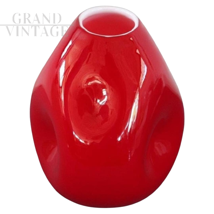 Vaso anni '70 in vetro di Murano incamiciato rosso, dalle forme moderne                            