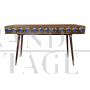 Consolle lunga in ottone con inserti circolari in vetro blu                            