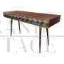 Consolle lunga in ottone con inserti circolari in vetro blu