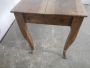 Tavolo vintage in legno di noce con gambe curve, anni '50