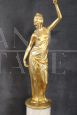 Coppia di figure femminili scultoree in bronzo dorato e alabastro