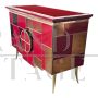 Credenza in vetro rosso bordeaux con inserti a specchio e 2 ante illuminate