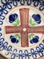 Piatto antico francese in maiolica con tulipani, XIX secolo