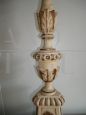 Candelabro antico intagliato, laccato e dorato del XIX secolo