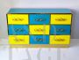 Cassettiera design con 9 cassetti in vetro giallo e azzurro 