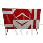 Credenza con geometrie in vetro bianco e rosso