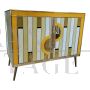 Credenza a due ante in vetro giallo e ottone dorato                            