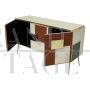 Credenza a tre ante in vetro multicolore stile vintage