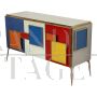 Credenza a tre ante in vetro colorato con maniglie illuminate                            