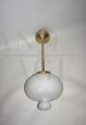 Lampada a sospensione mid century in ottone e vetro bianco