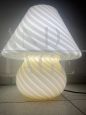Lampada a fungo in vetro di Murano con lavorazione a vortice                            