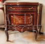 Piccolo comò commode in stile Luigi XIV con intarsi e bronzi