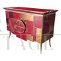 Credenza in vetro rosso bordeaux con inserti a specchio e 2 ante illuminate