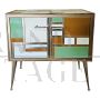 Credenza a due ante in stile vintage in vetro colorato e ottone dorato                            