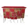 Credenza in vetro rosso bordeaux con inserti a specchio e 2 ante illuminate                            