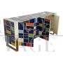 Credenza in vetro multicolore con maniglie dorate sagomate