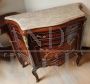 Piccolo comò commode in stile Luigi XIV con intarsi e bronzi