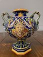 Antico vaso trilobato Ginori in maiolica del 1860 con festoni e firma blu                            