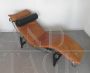 Chaise longue di ispirazione Bauhaus in pelle marrone cognac, anni '80                            