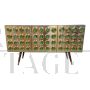 Credenza a tre ante in ottone con inserti circolari in vetro verde                            