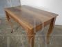 Tavolo vintage in legno di noce con gambe curve, anni '50                            