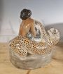 Scultura in ceramica Goldscheider con ragazza e leopardo