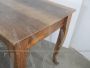 Tavolo vintage in legno di noce con gambe curve, anni '50