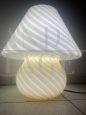 Lampada a fungo in vetro di Murano con lavorazione a vortice                           