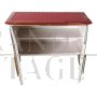 Credenza in vetro rosso bordeaux con inserti a specchio e 2 ante illuminate