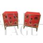 Coppia di comodini in vetro rosso e ottone