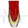 Piccolo vaso anni '60 in vetro di Murano sommerso rosso e giallo                            