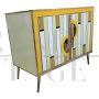 Credenza a due ante in vetro giallo e ottone dorato                            