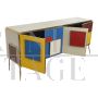 Credenza stile vintage in vetro colorato con maniglie illuminate