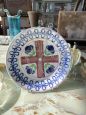 Piatto antico francese in maiolica con tulipani, XIX secolo