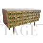 Credenza a tre ante in ottone con inserti circolari in vetro verde                            