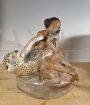 Scultura in ceramica Goldscheider con ragazza e leopardo