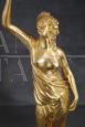 Coppia di figure femminili scultoree in bronzo dorato e alabastro