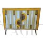 Credenza a due ante in vetro giallo e ottone dorato                            