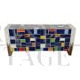 Credenza in vetro multicolore con maniglie dorate sagomate                            