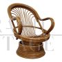 Poltrona vintage basculante e girevole in bamboo e rattan                            