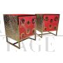 Coppia di comodini in vetro rosso e ottone