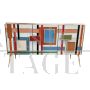 Credenza a tre ante in vetro multicolore con interni a specchio                            